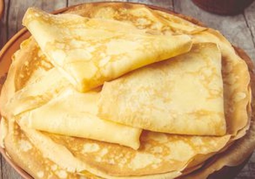 Na śniadanie smażę górę śmietankowych naleśników. Tak elastyczne, że nie rwą się przy obracaniu