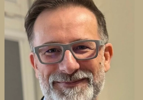 „Nie ma jednej operacji dla wszystkich”. Dr hab. n. med. K. Szczygielski o kursach FESS LUX MED i szkoleniu, które decyduje o bezpieczeństwie pacjentów