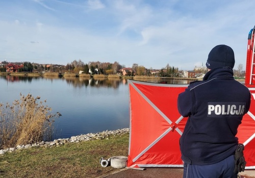 Przechodzień odkrył ciało na brzegu jeziora. Na miejscu prokurator i policja