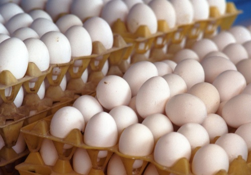 Wielka zmiana na polskich stołach. Skąd tak naprawdę biorą się teraz jaja w sklepach?