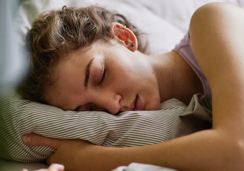 Szukasz zimnej strony poduszki? To nie przypadek. Badania ujawniają intrygującą zależność