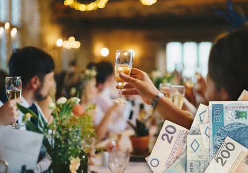 Polacy rozpychają komunijne i weselne koperty. Zastaw się, a postaw się rządzi portfelami