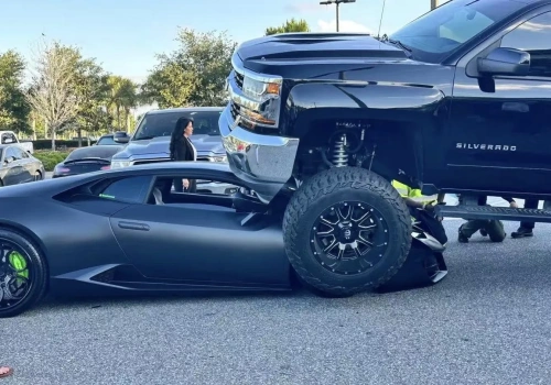 Kobieta w pickupie przejechała Lamborghini. Nadal chcecie te krowy w Europie?