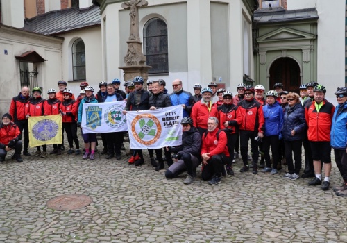 „Ondraszek” i „Beskid Śląski” zainaugurowali sezon kolarski. Trasa z Cieszyna do historycznej lokalizacji