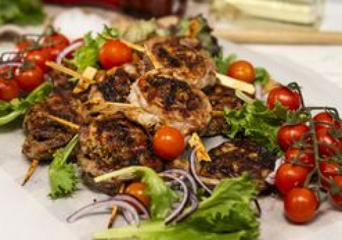 Przygotuj karkówkę na grilla w ten sposób, a nikt się nie oprze. Majówkowy hit