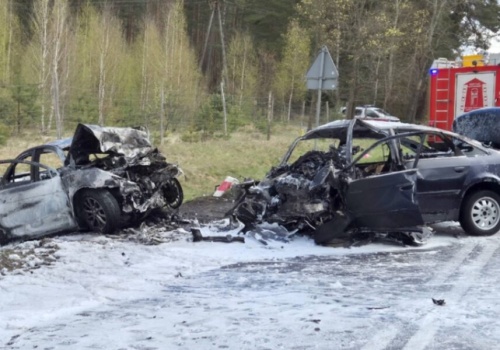 Czołowe zderzenie, płonące auta. Jedną z ofiar 21-latek uciekający przed policją
