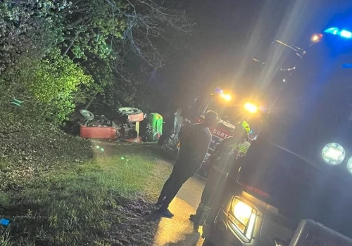 Opel uderzył w ciągnik. Kierował pijany 31-latek. Wiózł ciężarną z promilami