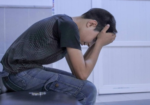 Mówi, że wszystko dobrze i idzie do swojego pokoju. Tam zaczyna się jego prawdziwy dramat