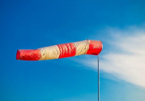 Służby w pełnej gotowości. MSWiA monitoruje skutki wichur w województwie