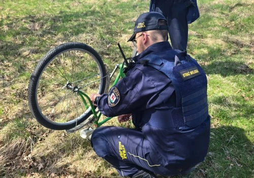 Strażnicy miejscy naprawili koło w rowerze starszego pana