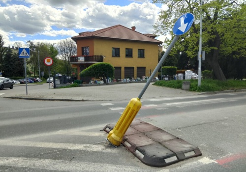 Kierowcy nie oszczędzają znaków drogowych