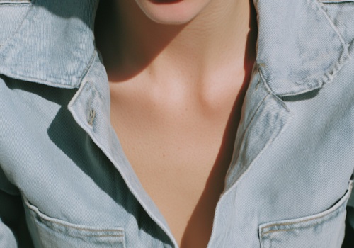 It-girls noszą Levisy na... paznokciach. Denim manicure to hit na wiosnę 2026