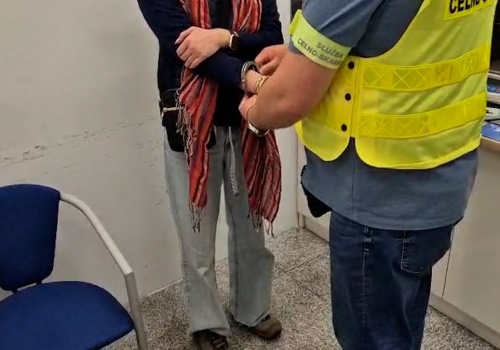 Próbowała przemycić lufy do pistoletów. Tak się tłumaczyła na lotnisku w Krakowie