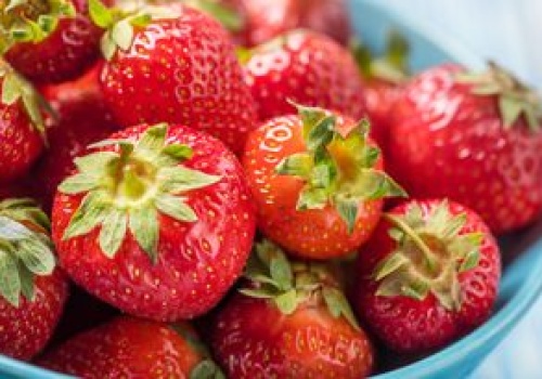 Koniec z wyrzucaniem zepsutych owoców. Babciny patent uchroni truskawki przed pleśnią