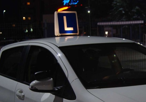 Przestarzałe materiały, błędy na egzaminach. Tak w Polsce uczy się instruktorów nauki jazdy