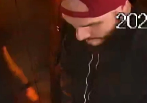 Agresor w klubie Pomarańcza. Policjanci szukają mężczyzny w czerwonej czapce