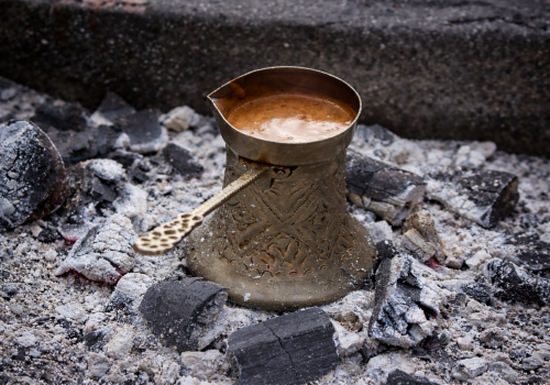 Prawdziwa kawa po turecku vs. polska parzucha. Jak zaparzyć czarną smołę, po której krew piszczy w aortach?