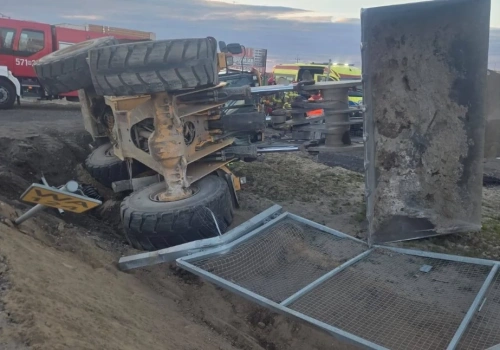 Pijany kierowca ładowarki staranował ogrodzenie krajowej S7 i wylądował w rowie