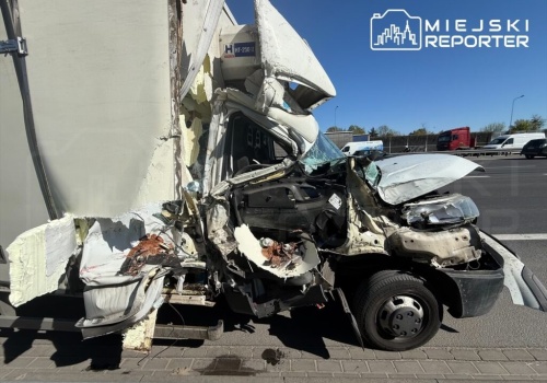 Zmiażdżona kabina auta dostawczego i duże utrudnienia na S2