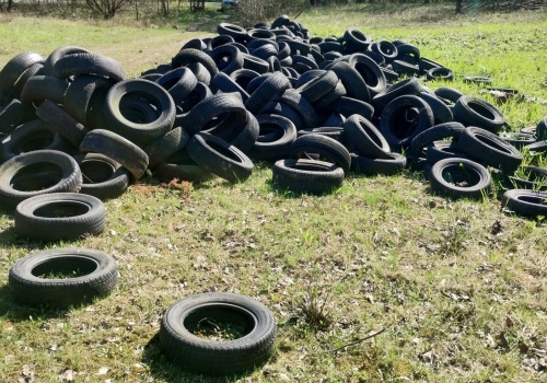 Nielegalne wysypisko w lesie w Dzięgielowie. Ktoś wyrzucił 150 opon