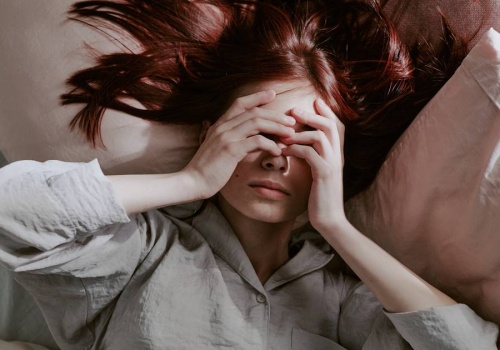 Dlaczego najczęściej budzimy się nad ranem? Ta drobna rzecz ma na to wpływ