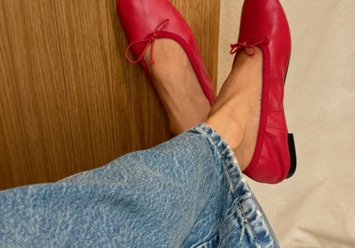 Czerwone mokasyny damskie przejmują trendy - Polki pokochały te od Lasockiego