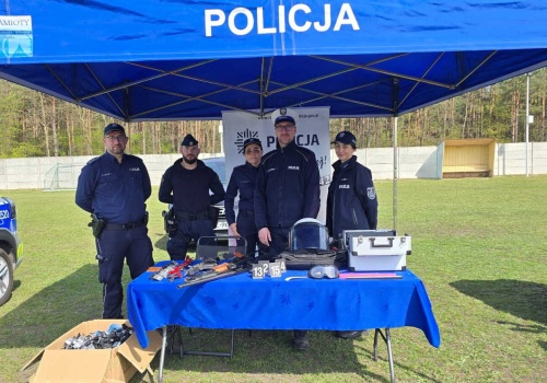 Policja na sportowo i edukacyjnie. Stoisko profilaktyczne podczas wyścigu gravelowego w Kuźni Raciborskiej