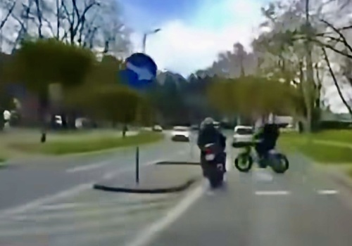 Zderzenie na przejściu dla pieszych: motocyklista z zakazem, rowerzysta po alkoholu