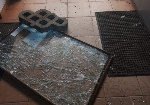 Rozbił witrynę betonowym blokiem i włamał się do sklepu w Nowej Hucie