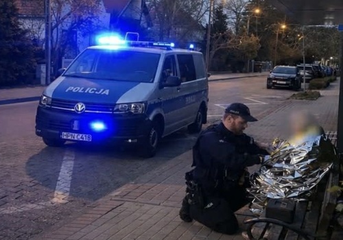 Wyziębiona 85-latka siedziała na przystanku i nie pamiętała, kim jest. Pomogli policjanci