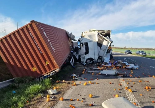 Chłodnia na jechała na kontener na S7: naczepa wypięta z ciągnika i śmierć pasażera