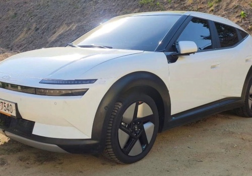 Nowy Hyundai Ioniq 3 bez pakietów wygląda tak. Biały jednak oczyszcza i potrafi dodać uroku