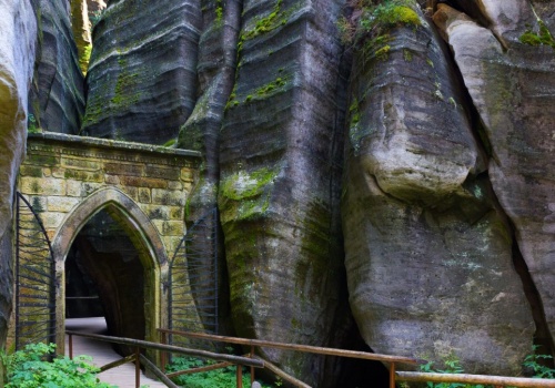 Tuż przy Polsce kryje się niezwykłe skalne miasto. Idealne na majówkę
