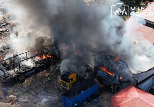 Pożar magazynu i pojazdów pod Warszawą. Dym widoczny z wielu kilometrów