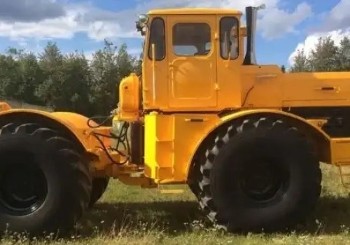 Za 10 tysięcy dolarów zbudowali Kirowca K-700. Ale nie ruszysz nim w pole