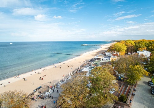 Polacy zmieniają plany wakacyjne. Branża turystyczna poprawia finanse przed sezonem