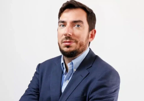 Polski rynek pracy premiuje doświadczenie. Młodzi i 50+ płacą najwyższą cenę zmian