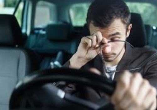 Masz za długo zamknięte oczy? System wykryje, że śpisz i zatrzyma auto