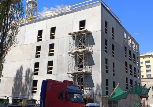 Łódź: bryła bloku z mieszkaniami komunalnymi przy Młynarskiej już stoi. Cała inwestycja ma być gotowa we wrześniu