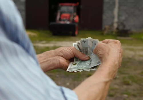 Trzynastka z KRUS: przy zbiegu renty sojalnej i renty rodzinnej wieloosobowej. Ile dostanie każda osoba?