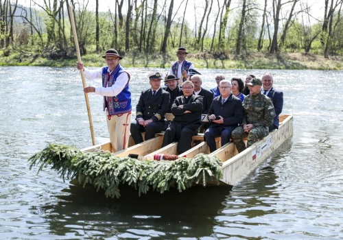Pieniny ruszyły! Flisacy zeszli na Dunajec – sezon 2026 oficjalnie otwarty