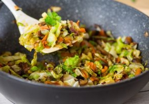 Zamiast do garnka, wrzucam na patelnię. W kwadrans mam pyszną młodą kapustę do obiadu