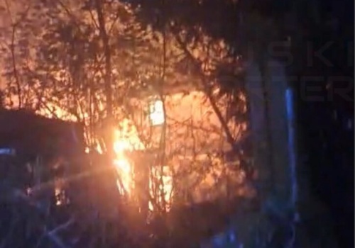 Nocny pożar pustostanu w Wesołej. Jedna osoba zatrzymana