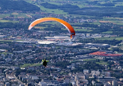 Paralotniarz spadł z wysokości. Został przetransportowany do szpitala śmigłowcem LPR