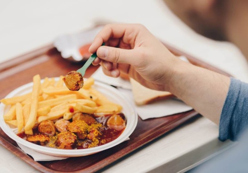 Currywurst i sznycel pod lupą w Niemczech. Nowe prawo wywołało wściekłość restauratorów