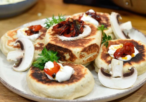 Pita z pieczarkami i mięsem. Prosty pomysł, który ratuje obiad i sprawdzi się na wynos