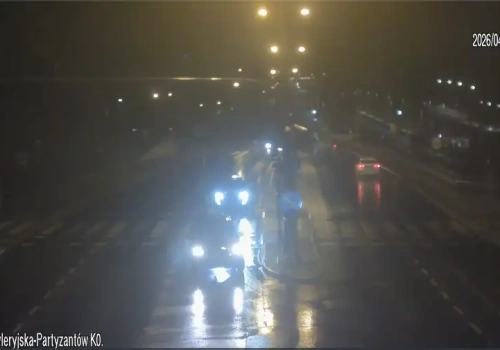 Mercedesem w barierki i latarnię. Pijany 27-latek siał spustoszenie na ul. Wojska Polskiego