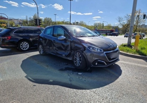 Kolejne zderzenie aut na tym lubelskim skrzyżowaniu. Kierująca Peugeotem popełniła stały błąd