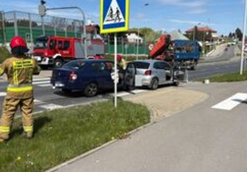 Wypadek na ul. Podkarpackiej w Rzeszowie: 89-latek w szpitalu po kolizji z Volkswagenem