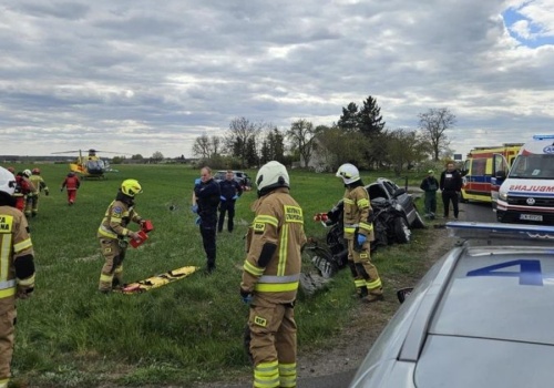 Dramat na drodze wojewódzkiej. Poszkodowanych pięć osób, w tym ciężarna kobieta i dziecko